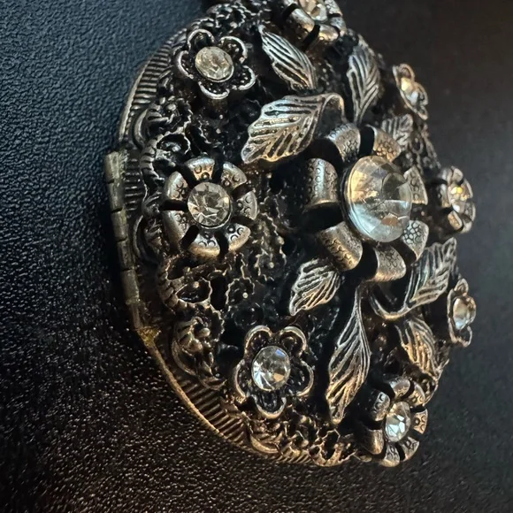 Vintage Large Locket Necklace 2.5 inches long - Picture 7 of 7